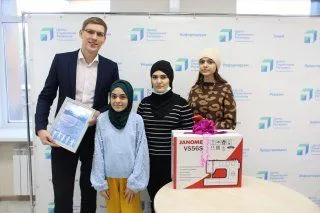 Более 200 южноуральских детей уже получили подарки от «Снеговиков-Добряков»