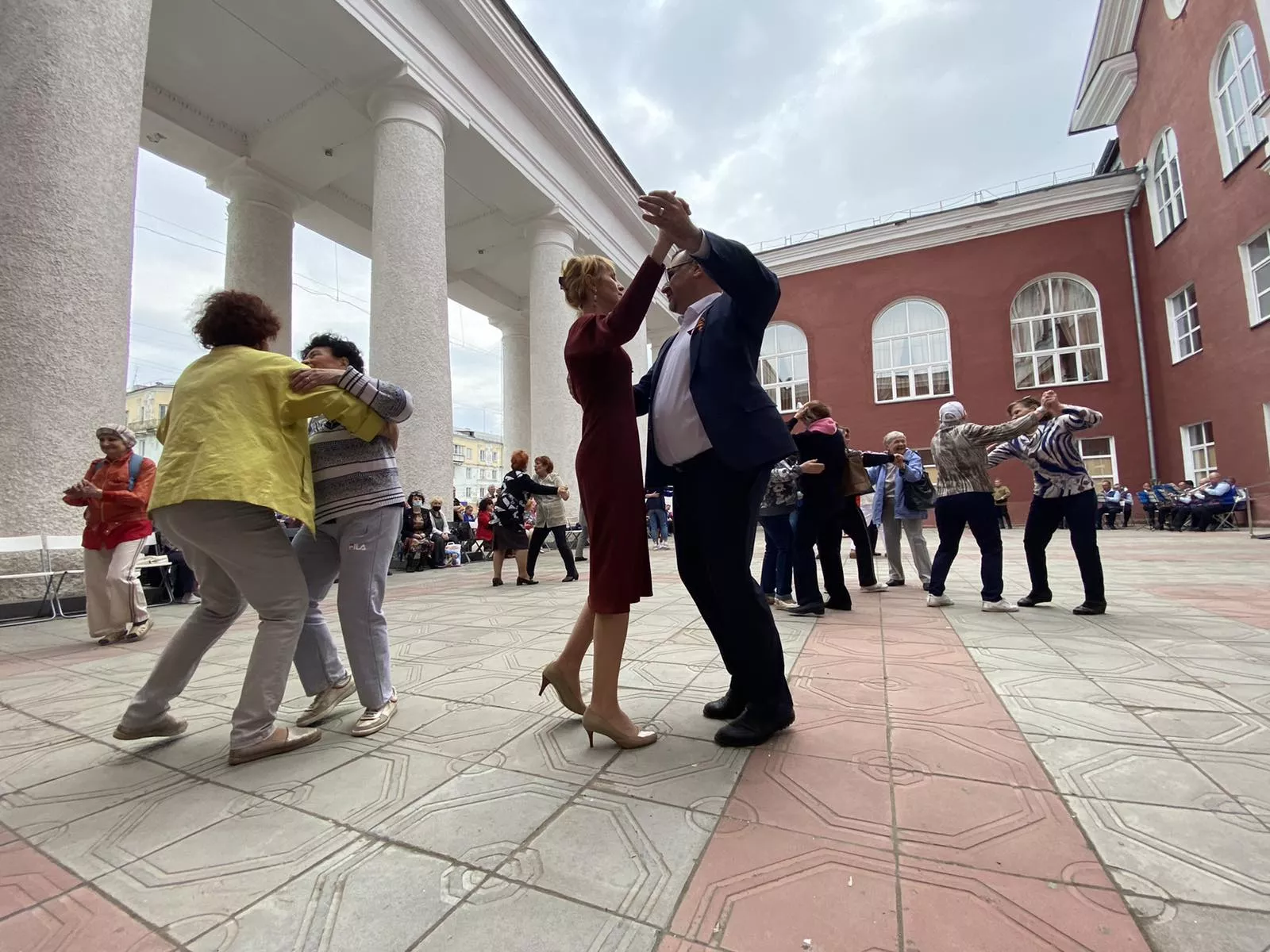 В Копейске стартовала праздничная танцевальная программа