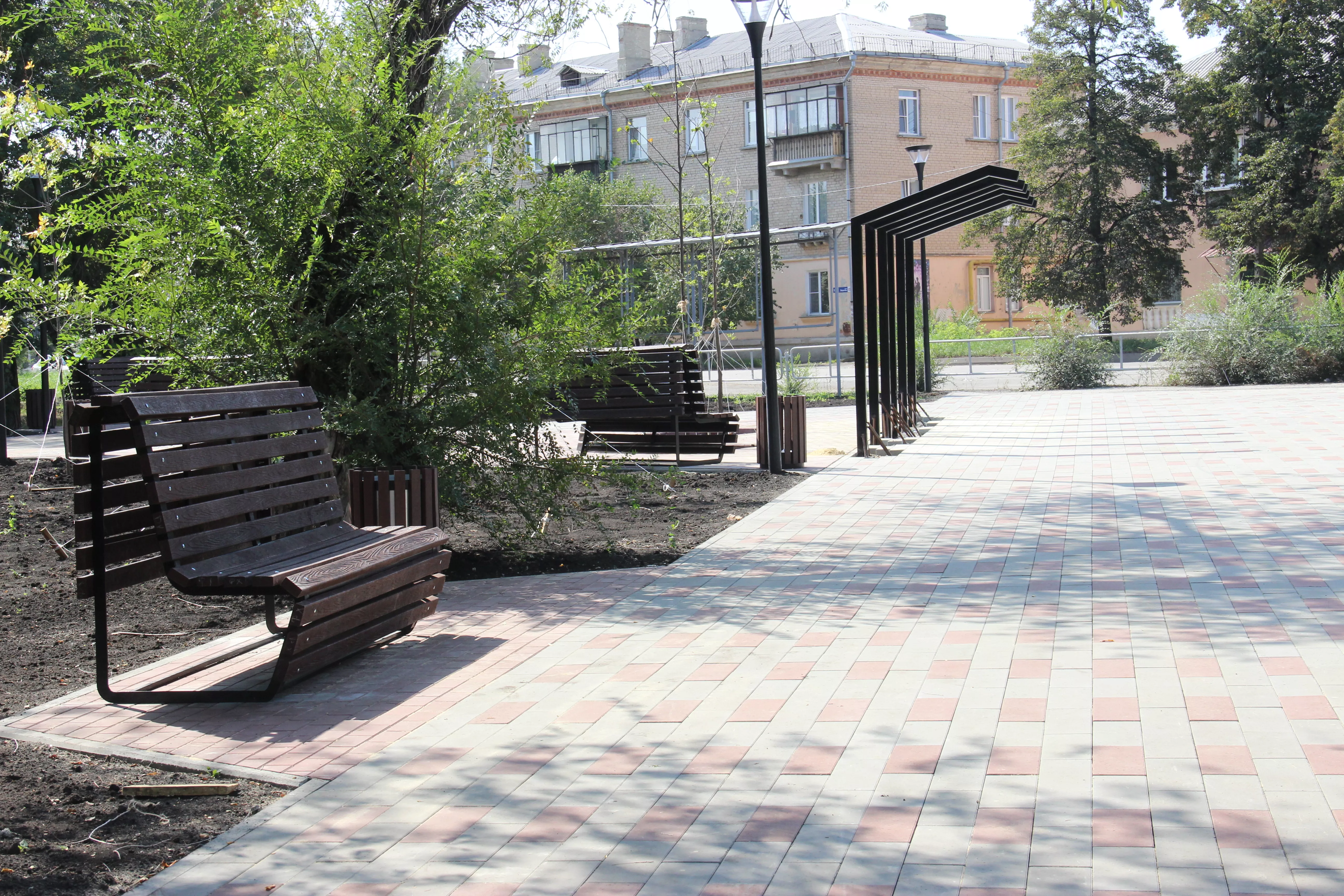 Сквер Борцам революции в Копейске продолжает обновляться