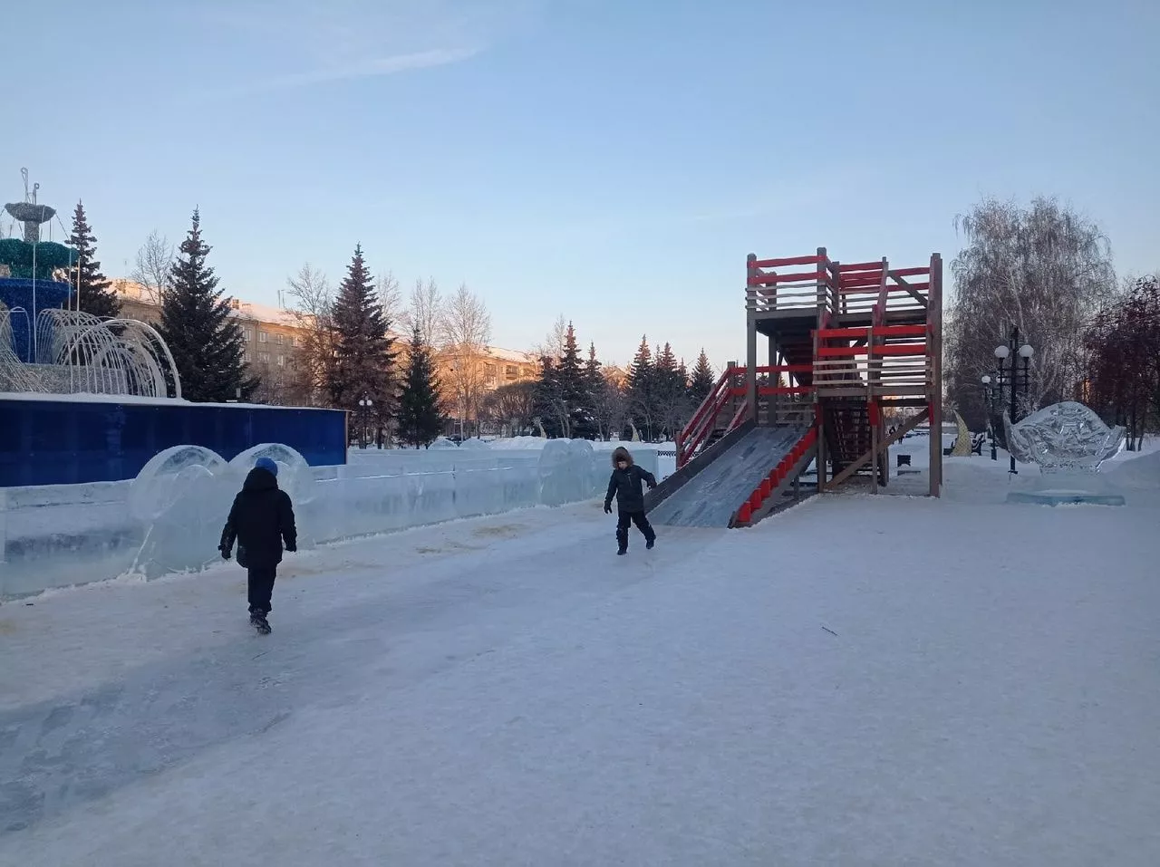 В Копейске меняют конструкцию двух горок в ледовом городке
