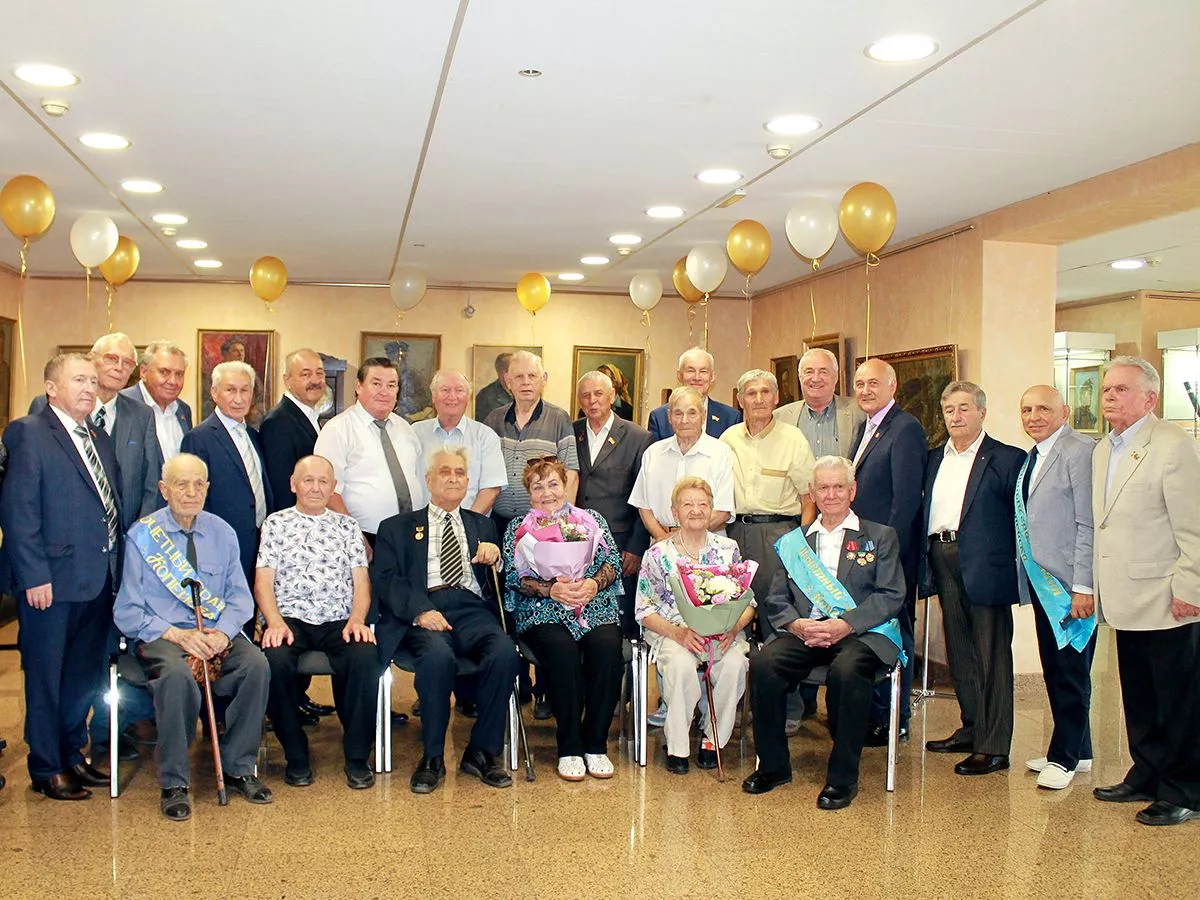 Глава города Андрей Фалейчик наградил новых Почетных граждан Копейска