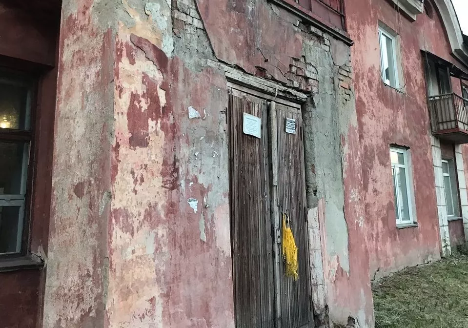 Попросивших о помощи жителей копейского барака расселят досрочно