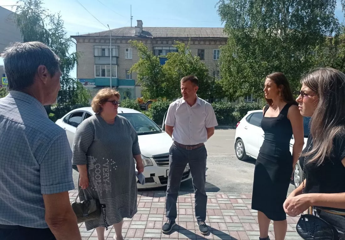 Партийный десант проверил ход благоустройства улицы Карпенко в Чебаркуле