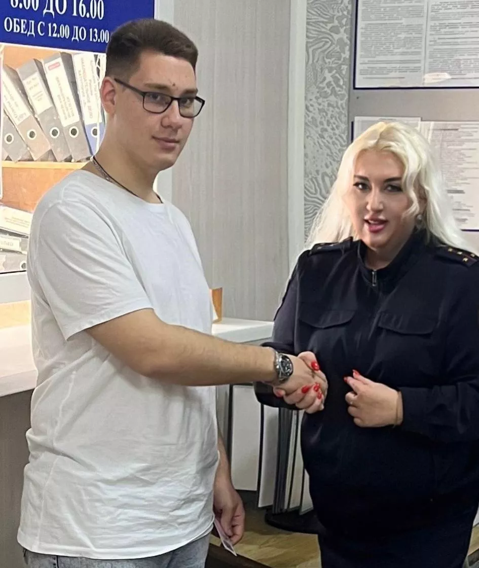 В Копейске начинающим водителям торжественно вручили первые права