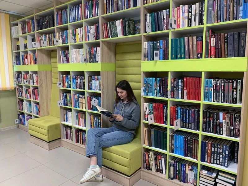 В библиотеке поселка Октябрьского завершается ремонт в рамках нацпроекта «Культура»