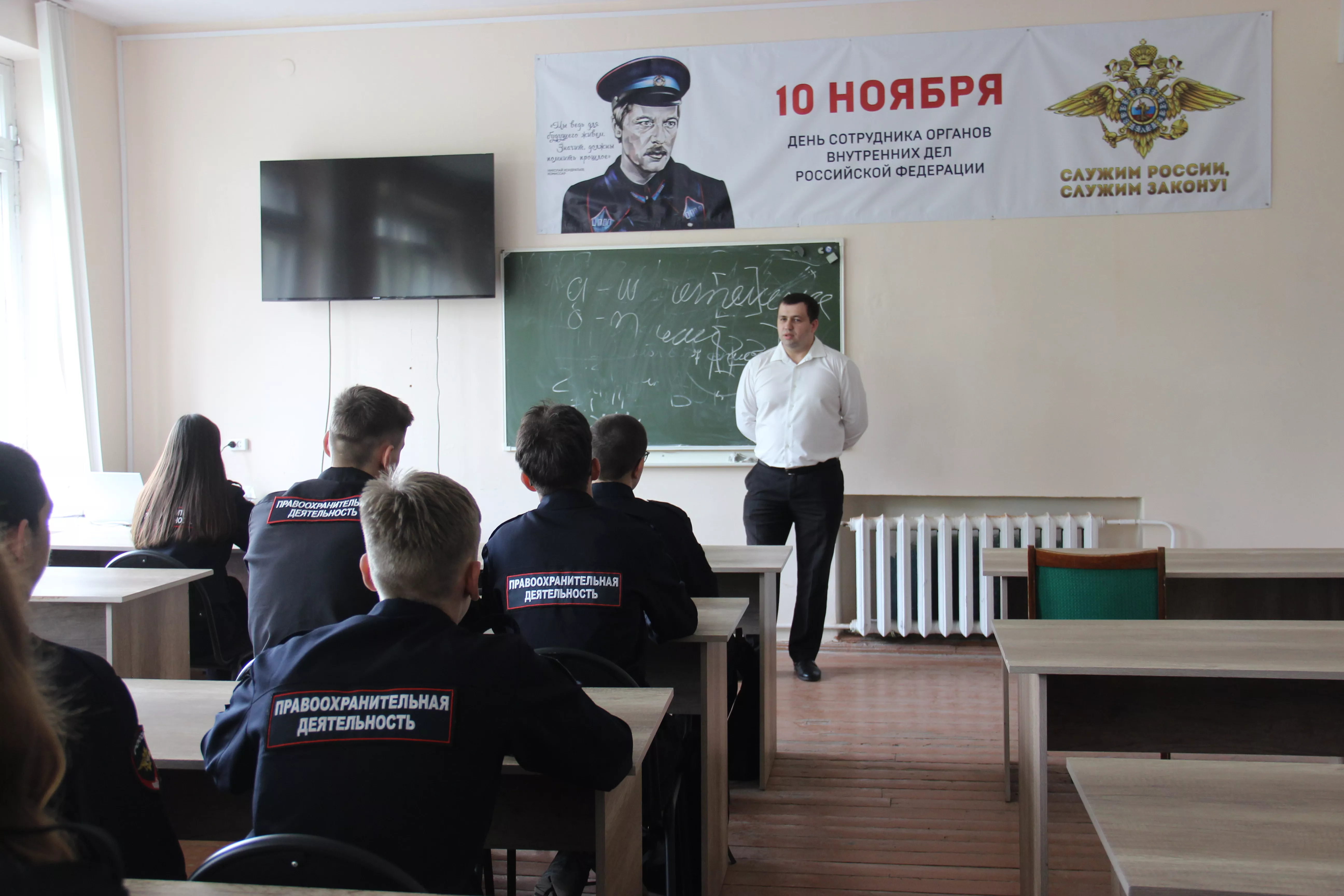 Полицейские Копейска провели урок безопасности для студентов