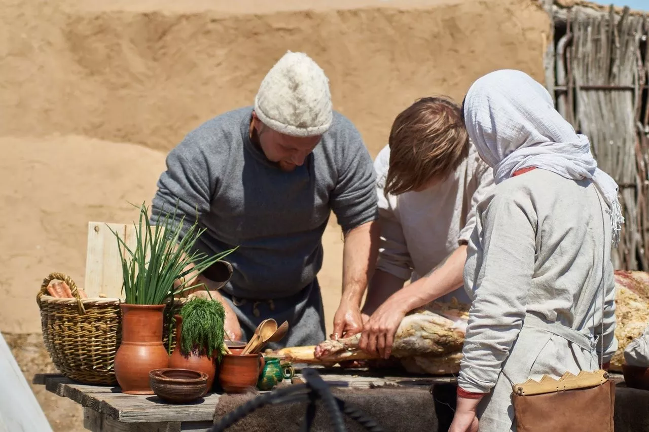 На Аркаиме готовят напитки бронзового века и пейнтбол со стрелами