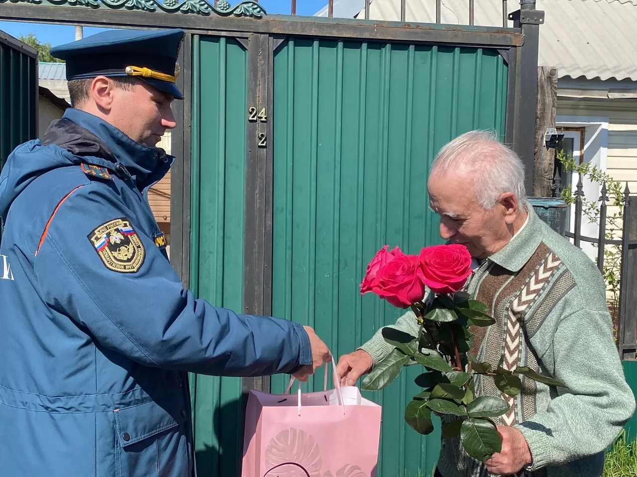  Сотрудники 6 пожарно-спасательного отряда поздравили ветерана Великой Отечественной войны с 97- летием