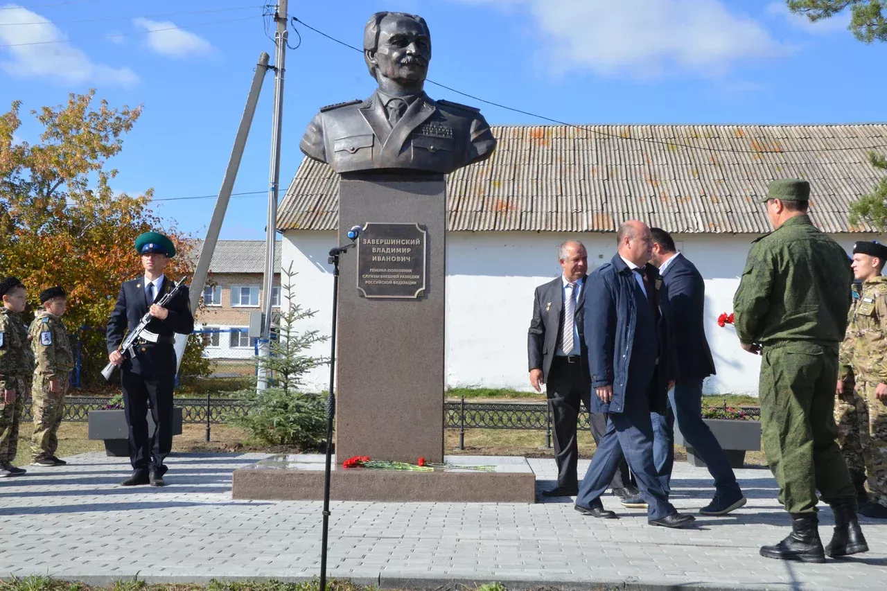 В Чесме открыли памятник знаменитому земляку-разведчику