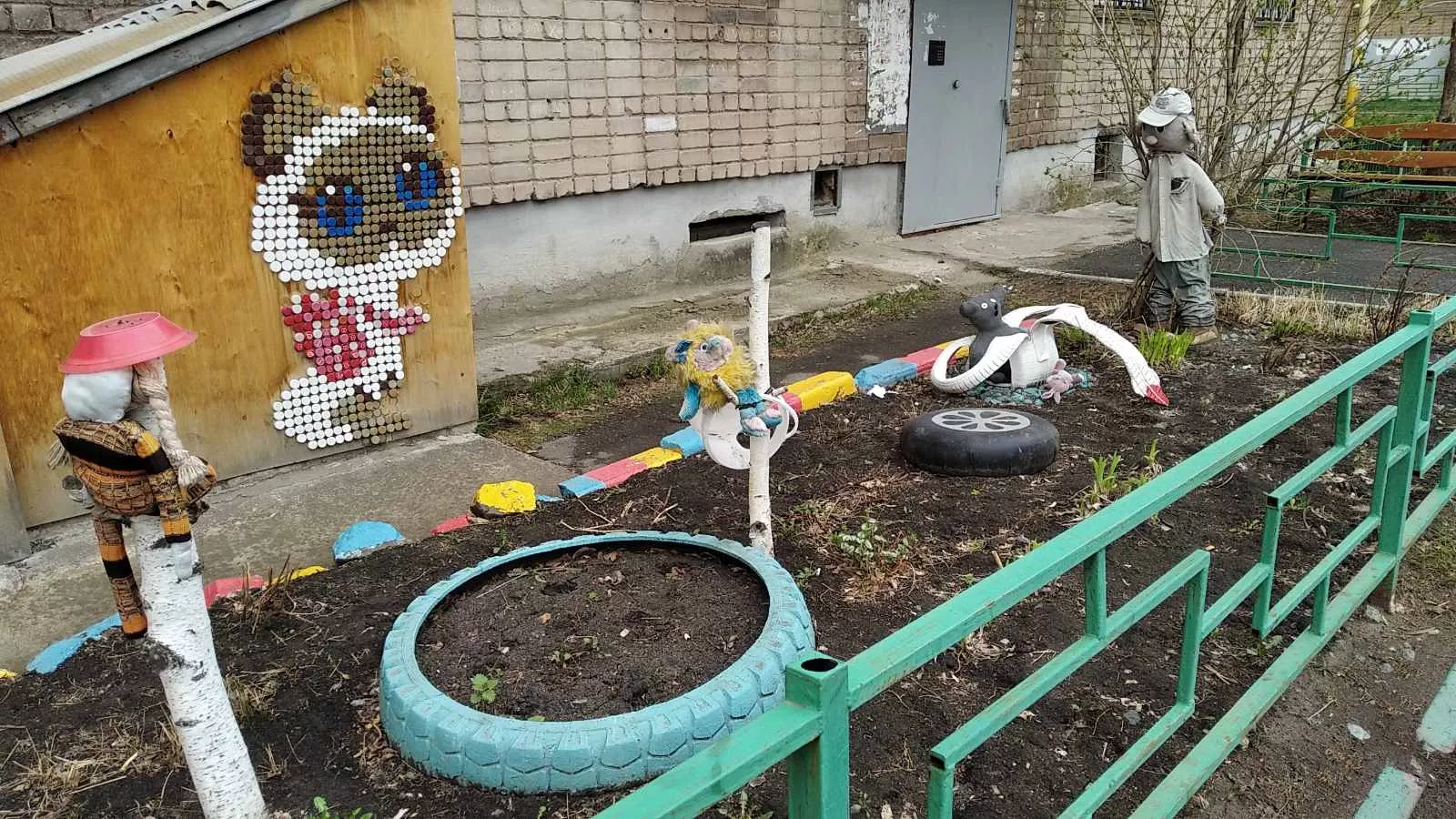 Чисто и красиво. Копейчане продолжают уборку в палисадниках