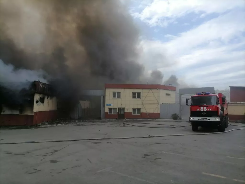 chelyabinskie-ogneborcy-rabotayut-na-tushenii-pozhara-po-povyshennomu-nomeru-slozhnosti_1623746883152715694__2000x2000.jpg
