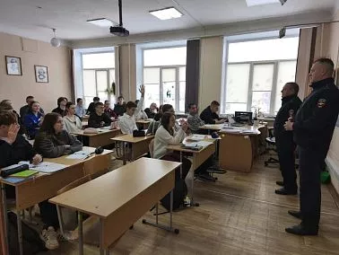 Сотрудники полиции Копейска знакомят школьников с профессией правоохранителя