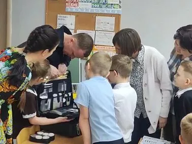 Сотрудник полиции Копейска познакомил первоклассников с работой эксперта‑криминалиста