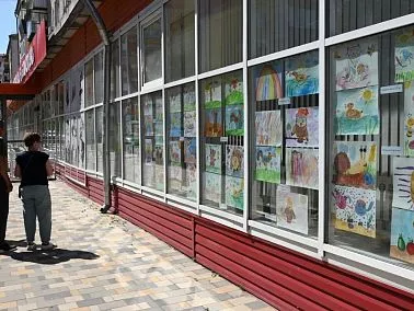 Особенные дети устроили вернисаж в библиотеке Копейска