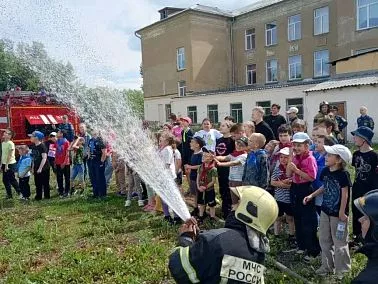 Копейские спасатели научили школьников правилам пожарной безопасности