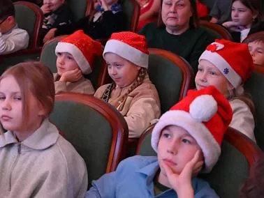 Юные копейчане получили подарки от главы города