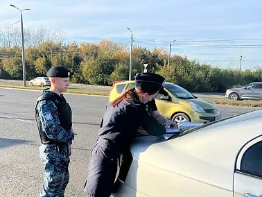В Копейске судебные приставы арестовали автомобиль злостного нарушителя ПДД