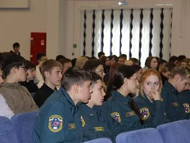 В Копейске сотрудники МЧС провели профориентационную встречу со школьниками и студентами