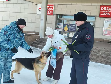 Полиция Копейска подарила горожанкам цветы и полезные советы к 8 Марта
