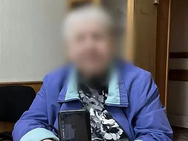  В Копейске полицейские вернули местной жительнице похищенный телефон