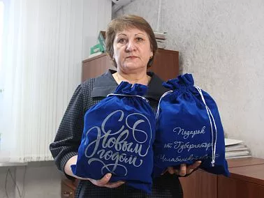 В Копейске начали выдавать новогодние подарки