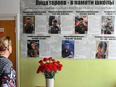 В Копейске открыли мемориальный стенд в память о семи выпускниках школы №1