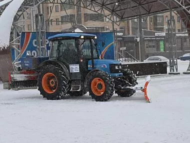 В Копейске ведут уборку дорог в условиях затяжного снегопада