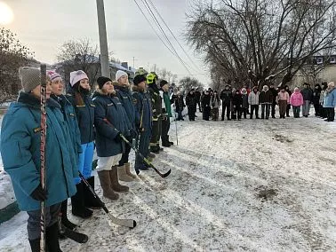 В Копейске состоялся турнир «Хоккей на валенках с мячом»