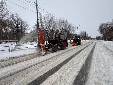 В Копейске техника расчищает дороги после снегопада