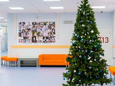 Работники челябинского завода исполнили мечту подростка с тяжелым заболеванием