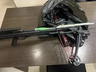 В Копейске полицейские пресекли попытку переброса наркотиков в колонию с помощью арбалета