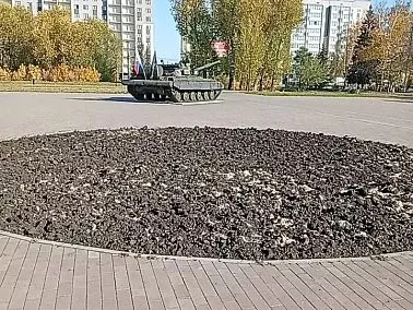 В Копейске готовят клумбы к зиме