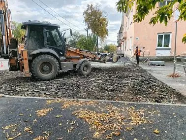 В Копейске завершают благоустройство пешеходной дорожки по улице Борьбы
