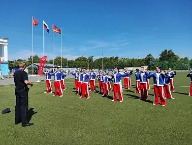 Копейские полицейские провели зарядку для горожан на стадионе «Химик»