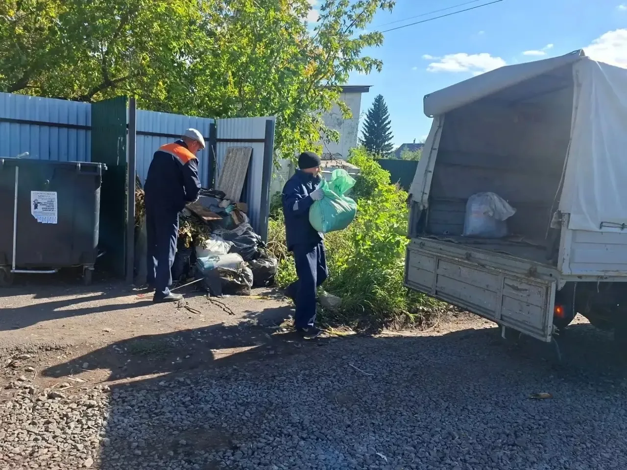 В Копейске усиливают уборку контейнерных площадок от негабаритного мусора