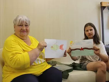 В Копейске волонтеры плетут маскировочные сети для бойцов СВО