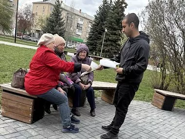 В Копейске полицейские и дружинники предупреждают горожан о мошенниках