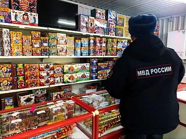 Сотрудники полиции Копейска предупреждают о штрафах за запуск фейерверков вблизи жилых домов