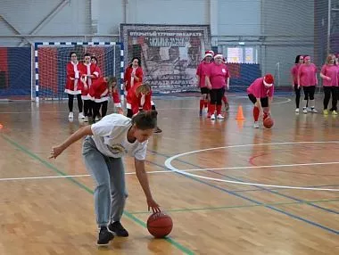 Профсоюз учителей Копейска наряжал ёлку и бросался обувью