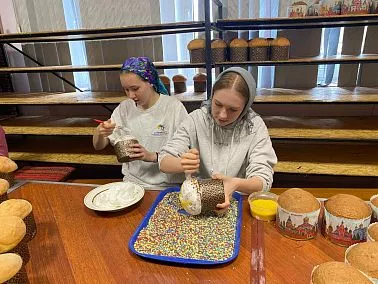 Волонтёры Копейска помогают украшать пасхальные куличи