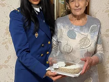 Прокуратура Копейска поздравила пожилых людей