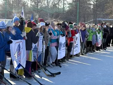 В Копейске прошел турнир по хоккею на валенках среди педагогов «Профсоюзы на льду-2026»
