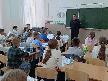  Копейские полицейские просвещают школьников