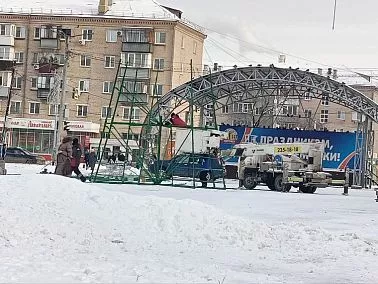 В Копейске устанавливают главную ёлку