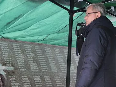 В Копейске продолжается обновление памятника «Книга памяти»