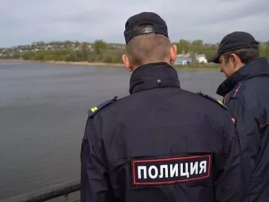 Полицейский из Копейска спас мужчину, тонущего в ледяной воде