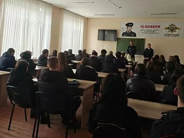 В Копейске студентов колледжа погрузили в тонкости службы в колониях