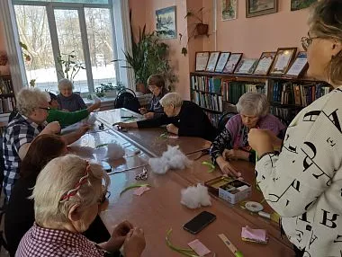 Библиотека Копейска подарила участницам мастер‑класса весеннее настроение