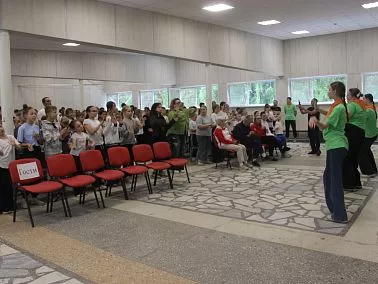 Флешмоб, флаги и море улыбок — так прошла первая смена в лагере «Юность» Копейска