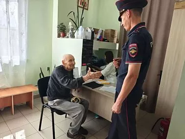 В Копейске полицейские вручили паспорт постояльцу пансионата